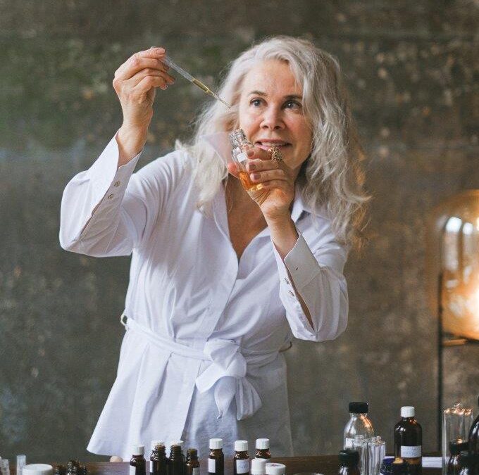 Sí, están de moda las canas en los 50plus!!!