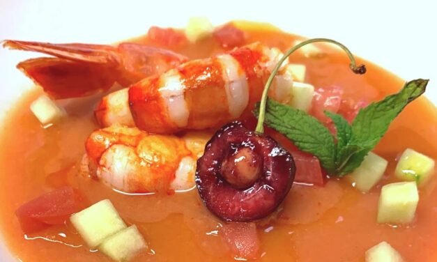 Gazpacho de cereza con langostinos