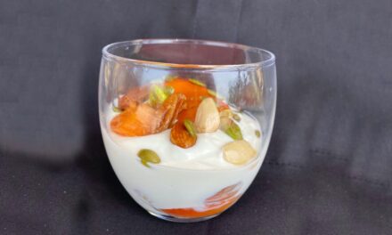 Yogur con albaricoque fresco y frutos secos