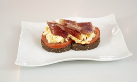 Tosta de pan de centeno con tomate, huevo y jamón