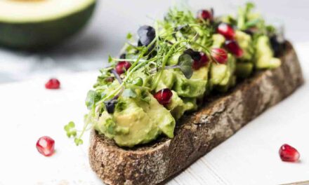 Tosta con aguacate, germinados y granada