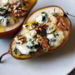 Peras al horno con queso azul, miel y nueces