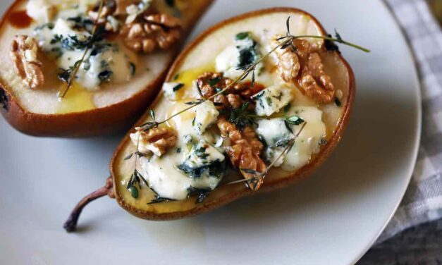 Peras al horno con queso azul, miel y nueces