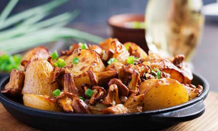 Patatas al horno con hierbas y rebozuelos