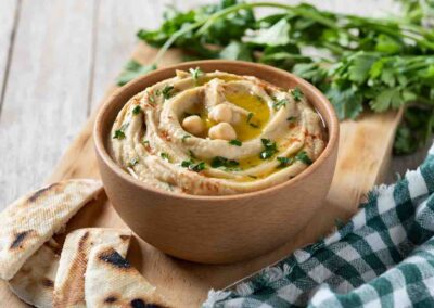 Cuenco de Hummus casero de garbanzos con aceite de oliva, perejil y pimentón en soy50plus