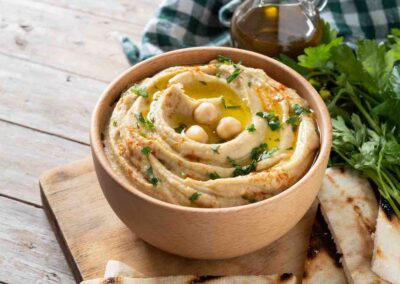 Cuenco de Hummus casero de garbanzos en soy50plus