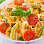 Ensalada de pasta con tomate, mozzarella y albahaca