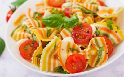 Ensalada de pasta con tomate, mozzarella y albahaca
