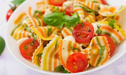 Ensalada de pasta con tomate, mozzarella y albahaca