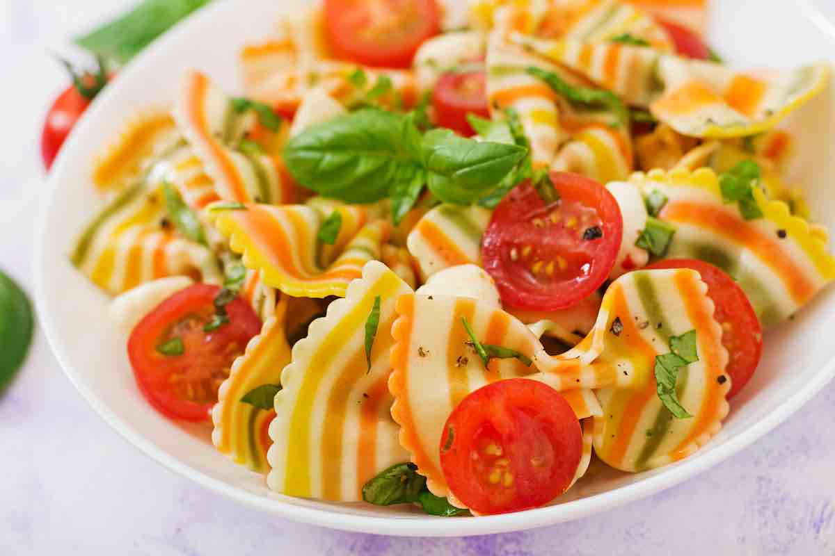 Ensalada de pasta con tomate mozzarella y albahaca