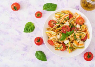 Ensalada de pasta con tomate mozzarella y albahaca