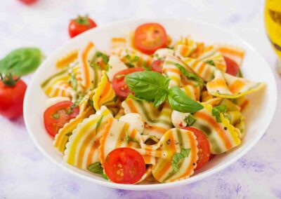 Receta Ensalada de pasta con tomate mozzarella y albahaca soy50plys