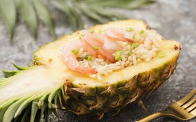 Piña rellena con arroz y langostinos