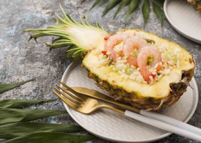 Piña rellena con arroz y langostinos receta de soy50plus