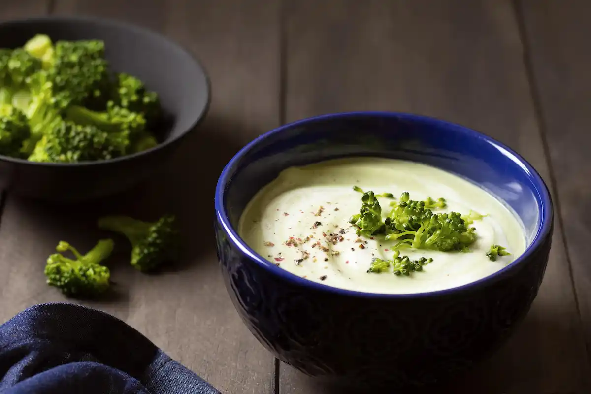 Crema de brócoli con leche de coco, receta de verdura, receta desintoxicante, receta de brócoli en soy50plus.