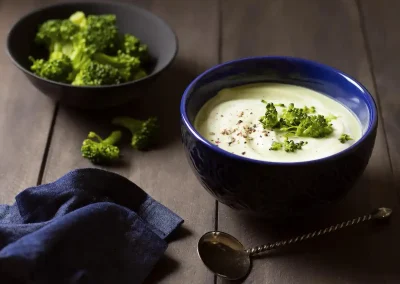 Crema de brócoli con leche de coco, receta de verdura, receta desintoxicante, receta de brócoli en soy50plus.