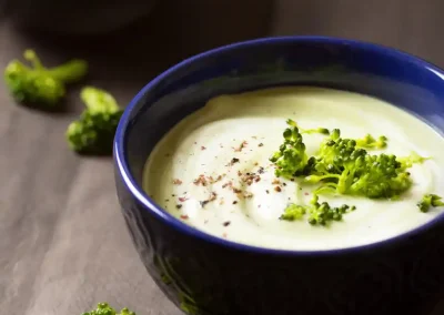 Cuenco azul con crema de brócoli con leche de coco, receta de verdura, receta desintoxicante, receta de brócoli en soy50plus.