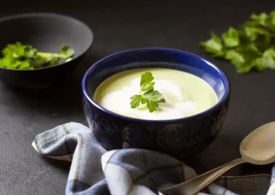 Como presentar la crema de brocoli y leche de coco, receta desintoxicante, receta de verdura de invierno, receta de soy50plus