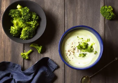 Vista superior cuenco con crema de brocoli, receta de brócoli con leche de coco en soy50plus