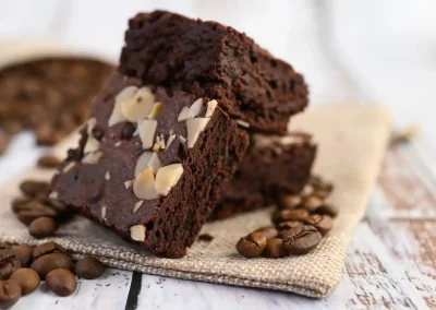 Receta de brownie con pepitas de chocolate adornado don laminas de almendra