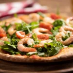 Pizza de gambas y rúcula