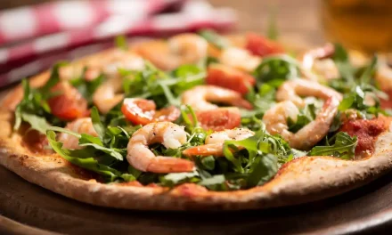 Pizza de gambas y rúcula