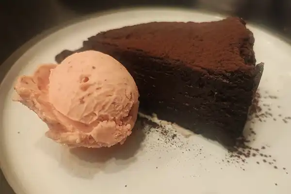 Restaurante Ostinato en Madrid y su tarta de chocolate en soy50plus, blog de ocio para mayores de 50 años.