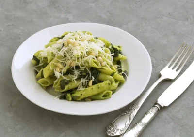 Plato de pasta con espinacas y queso receta de soy50plus blog de ocio y noticias para mayores de 50 años.