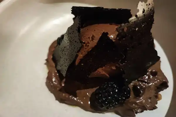 Restaurante Mudra y su tarta de chocolate Selva negra en soy50plus, blog de ocio para mayores de 50 años.