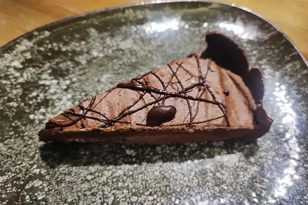 Restaurante Tres por cuatro en Madrid y su tarta de chocolate Selva negra en soy50plus, blog de ocio para mayores de 50 años.