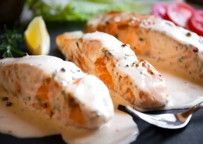 Detalle del Salmon a la crema emplatado, receta de soy50plus