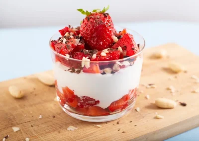 receta fácil. Yogur con fresas almendras y cacao puro en soy50plus blog de ocio y noticias para mayores de 50 años.