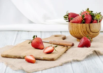 Cómo cortas las fresas. Postre receta fácil. Yogur con fresas almendras y cacao puro en soy50plus blog de ocio y noticias para mayores de 50 años.