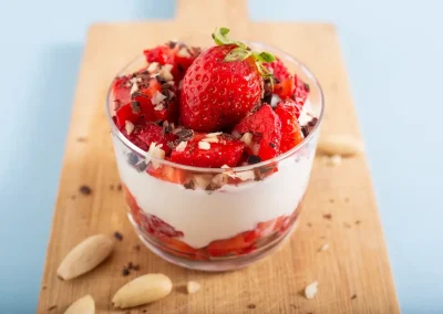 Postre receta fácil. Yogur con fresas almendras y cacao puro en soy50plus blog de ocio y noticias para mayores de 50 años.