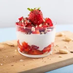 Yogur natural con fresas, almendras y cacao puro