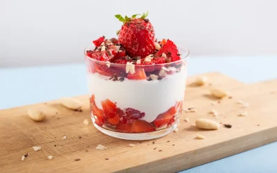 Yogur natural con fresas, almendras y cacao puro