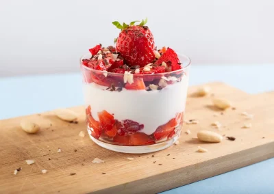 como preparar Yogur con fresas almendras. receta fácil. soy50plus blog de ocio y noticias para mayores de 50 años.