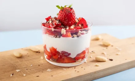 Yogur natural con fresas, almendras y cacao puro
