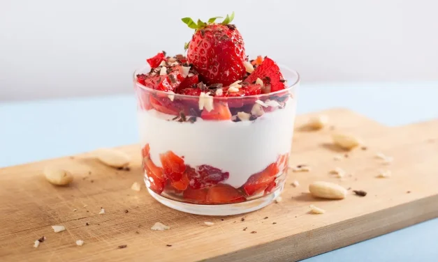 Yogur natural con fresas, almendras y cacao puro