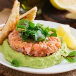 Tartar de salmón con mousse de aguacate