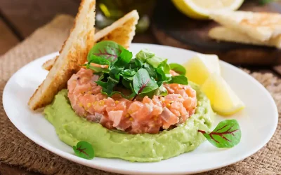 Tartar de salmón con mousse de aguacate