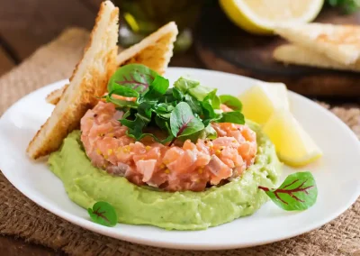 tartar de salmón con mousse de aguacate. Receta en soy50plus. Recetas fáciles con aguacate.