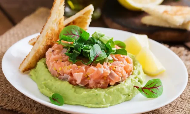 Tartar de salmón con mousse de aguacate