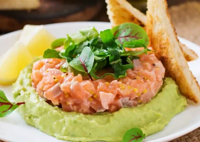 Tartar de salmón con mousse de aguacate con tostadas. Receta soy50plus. Recetas con aguacates