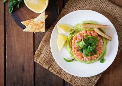 Ingredientes del tartar de salmón con mousse de aguacate con tostadas. Receta soy50plus. Recetas con aguacates